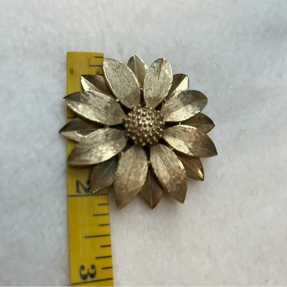 Sarah Coventry "Satin Petals" Signed Gold Tone Brooch & Matching Earrings -1964 - Picture 11 of 13